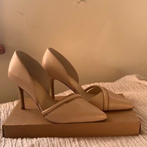 Never Worn Vince Camuto Pointed Toe Nude Pump